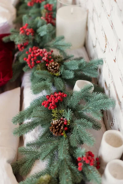 Guirnalda Navidad Abeto Verde Con Decoración Bayas Rojas —  Fotos de Stock