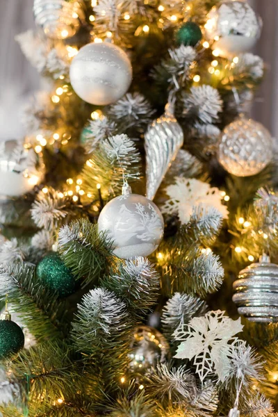 Mooie Kerstboom Met Zilveren Witte Decoraties Met Glitter Gezellige Lichte — Stockfoto