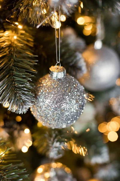 Bela Árvore Natal Com Decorações Prateadas Brancas Com Brilho Luz — Fotografia de Stock