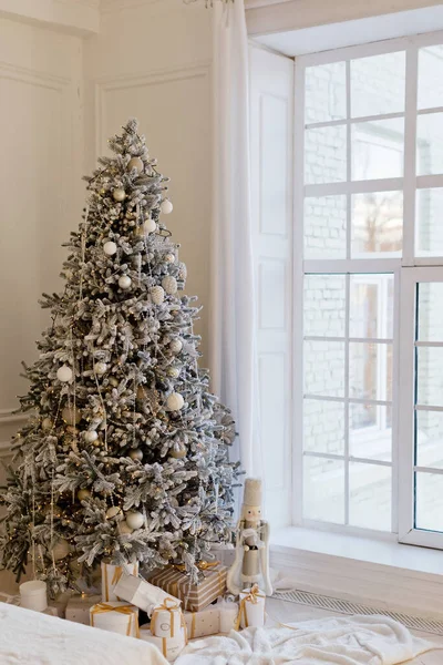 Árbol Navidad Con Decoraciones Blancas Plateadas Cajas Regalo Con Cintas —  Fotos de Stock