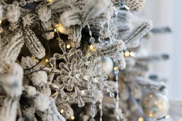 Gyönyörű Fehér Karácsonyfa Luxus Ezüst Kristály Díszek — Stock Fotó