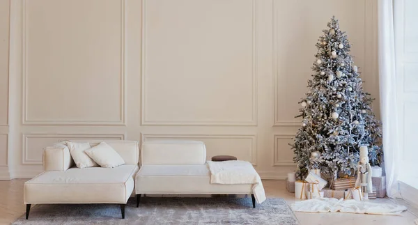 Intérieur Moderne Avec Grand Canapé Blanc Sapin Noël Avec Lumières — Photo