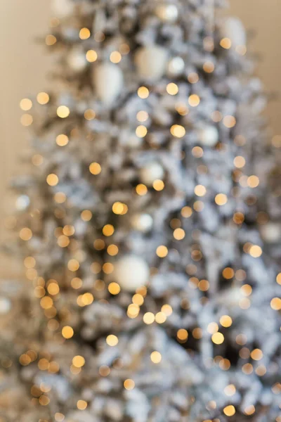 Bela Árvore Natal Com Decorações Borradas Com Luzes Natal Conceito — Fotografia de Stock