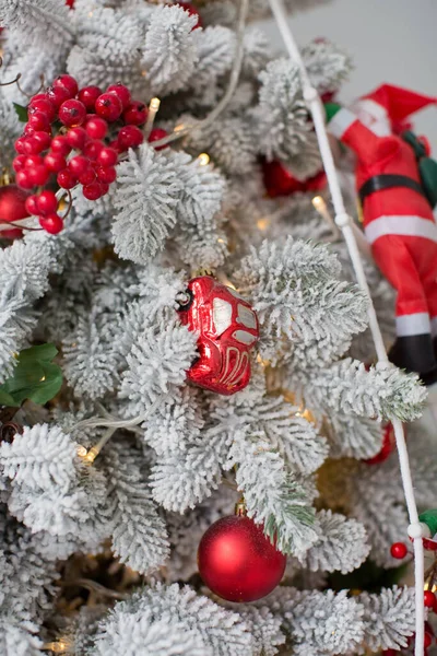 Albero Natale Con Decorazioni Rosse Giocattolo Babbo Natale Concetto Tempo — Foto Stock