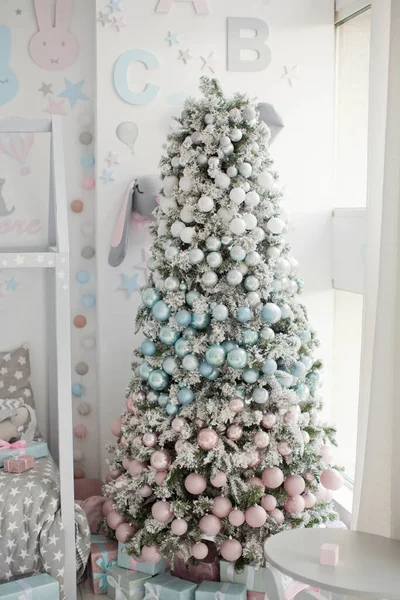 美丽的圣诞树 装饰着银色 蓝色和粉色 还有舒适轻盈的圣诞花环 放在孩子们的房间里 — 图库照片