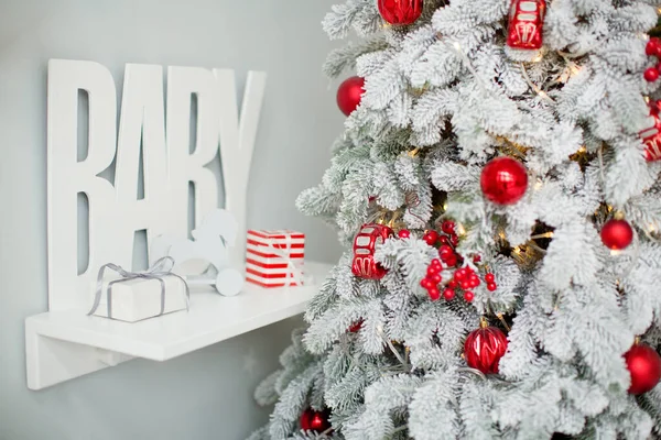 Kerstboom Met Rode Decoraties Verlichting Schattige Kinderkamer Interieur Met Grijze — Stockfoto