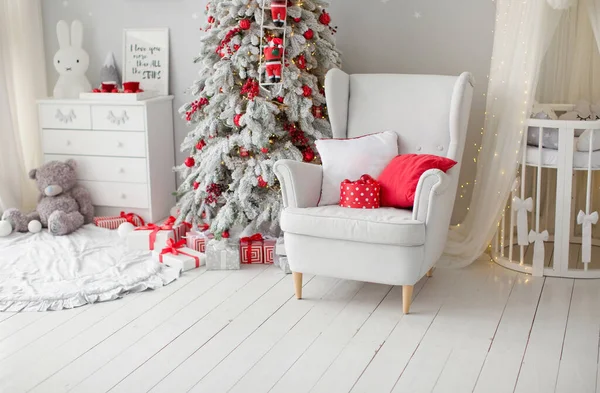 Árvore Natal Com Decorações Vermelhas Poltrona Branca Com Almofadas Berço — Fotografia de Stock
