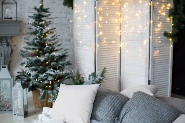 Loft Belső Hálószoba Karácsonyfával Ágy Fehér Szürke Párnák Fehér Képernyő — Stock Fotó