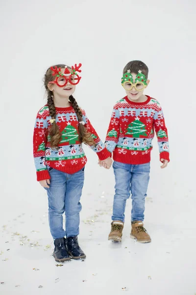 Przedszkolak Dziewczynka Świątecznych Swetrach Śmieszne Okulary Bawiące Się Białym Tle — Zdjęcie stockowe