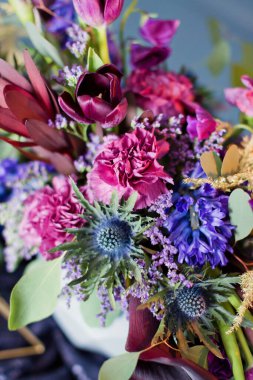 Mavi ve pembe çiçekli güzel koyu bohem buketi