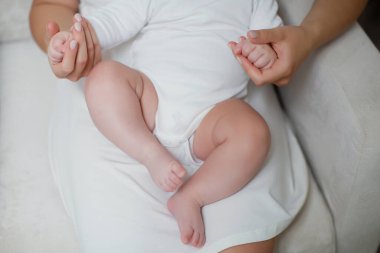 Beyaz elbiseli anne ve küçük bebek içeride.