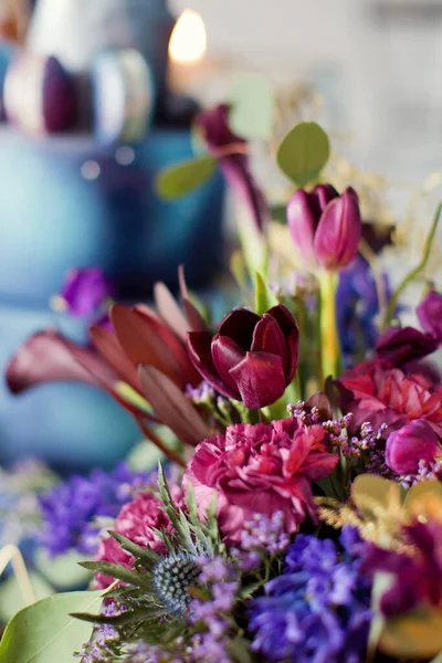 Hermoso Ramo Bohemio Oscuro Con Flores Azules Rosas — Foto de Stock