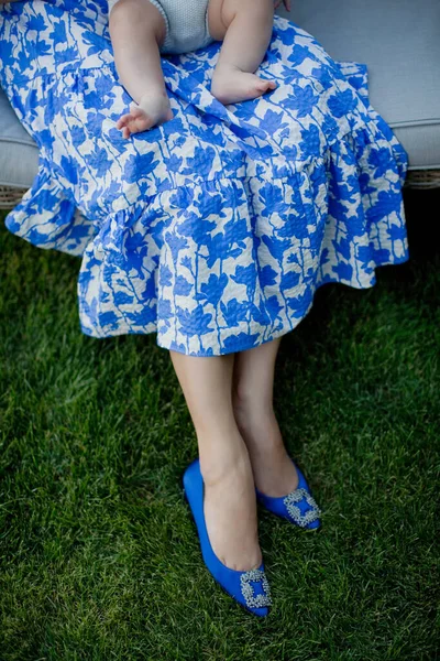Mujer Vestido Azul Zapatos Sosteniendo Bebé Aire Libre Concepto Paternidad —  Fotos de Stock