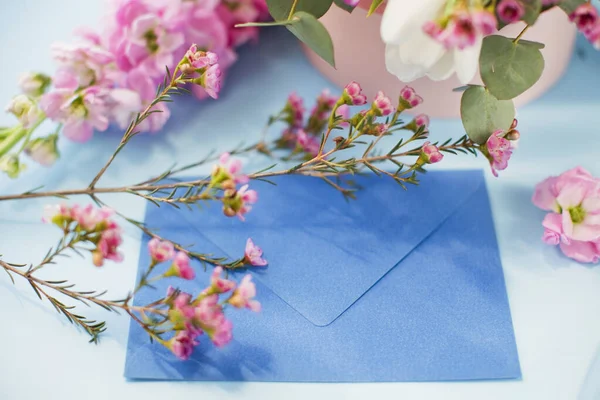 Blå Kuvert Och Rosa Presentförpackning Med Bukett Blå Bakgrund — Stockfoto
