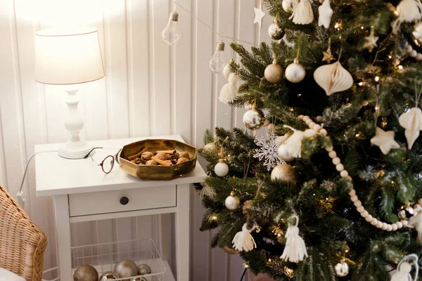 Άνετο Ρουστίκ Εσωτερικό Χριστουγεννιάτικο Δέντρο Λευκό Ξύλινο Τοίχο Και Τραπέζι — Φωτογραφία Αρχείου