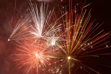 Gece gökyüzünde havai fişekler