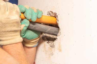 Profesyoneller tarafından gaz bağlantısı ve fiber optik kablo kurulumu için bir çekirdek delikten geçen bir duvarı kapatın