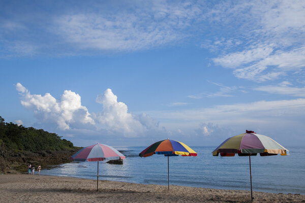 Национальный парк Кентинг на Тайване Little Bay Beach зонтики
