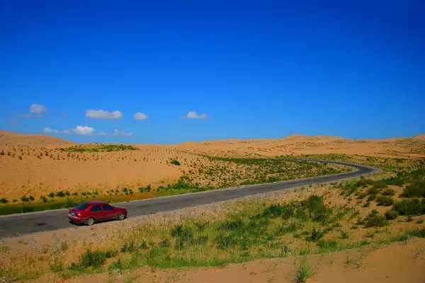 A estrada que conduz a Qinghai Lake Milton — Fotografia de Stock