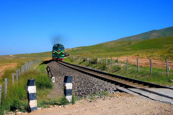 Qinghai-tibet järnvägen passerar qinghai sjön milton road — Stockfoto