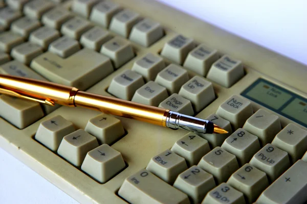 Teclado do computador com caneta — Fotografia de Stock