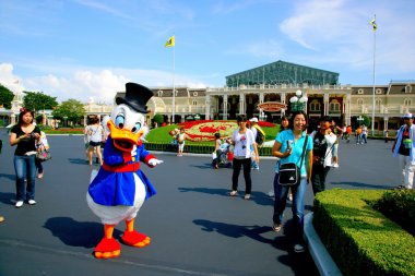Tokyo disneyland Hanedanı döneminde victorian tarzı street market önünde büyük bir donald duck dünyanın