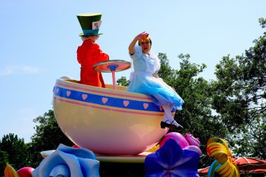 Tokyo disneyland rüya neşeli geçit töreni peri masalları ve çizgi film karakterleri her türlü