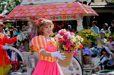 Tokyo disneyland rüya neşeli geçit töreni peri masalları ve çizgi film karakterleri her türlü