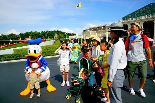 Tokyo Disneyland dinastia era vitoriano-estilo mercado de rua no mundo em frente a um grande Pato Donald — Fotografia de Stock