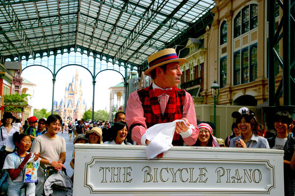 Токийская Диснейлендская династия
