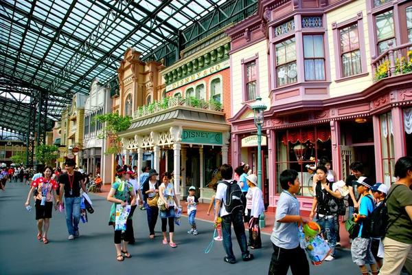 Tokyo Disneyland dinastia era rua de estilo vitoriano no mercado mundial — Fotografia de Stock