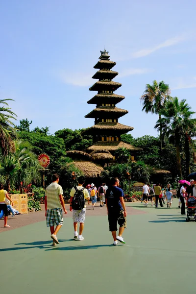 Tokyo Disneyland park en el oeste del Templo Tiki "paraíso fanático " — Foto de Stock