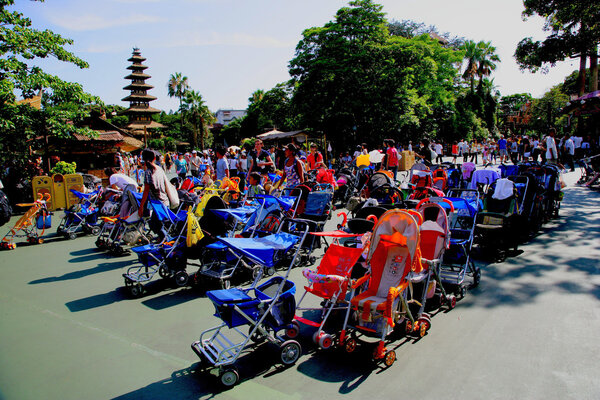 Токийский тематический парк Диснейленда на западе вдоль западного фронта припаркованной коляски
