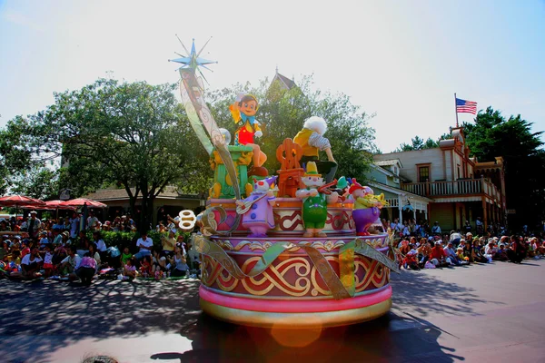 Tokyo Disneyland Sueño alegre desfile de todo tipo de cuentos de hadas y personajes de dibujos animados — Foto de Stock