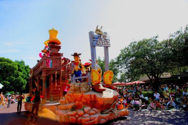 Tokyo disneyland rüya neşeli geçit töreni peri masalları ve çizgi film karakterleri her türlü