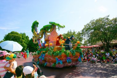 Tokyo disneyland rüya neşeli geçit töreni peri masalları ve çizgi film karakterleri her türlü