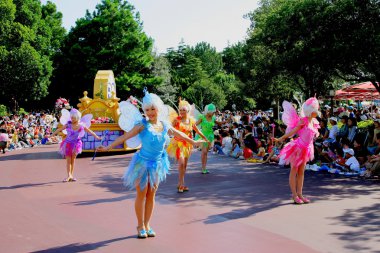 Tokyo disneyland rüya neşeli geçit töreni peri masalları ve çizgi film karakterleri her türlü