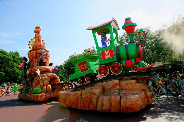 Tokyo Disneyland Dream joyeuse parade de toutes sortes de contes de fées et de personnages de dessins animés — Photo
