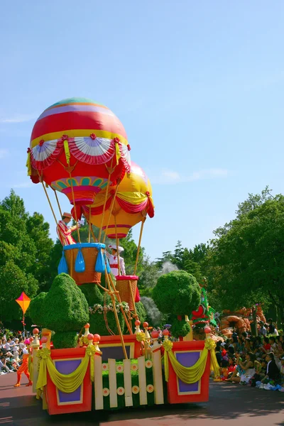 Tokyo Disneyland Sueño alegre desfile de todo tipo de cuentos de hadas y personajes de dibujos animados — Foto de Stock