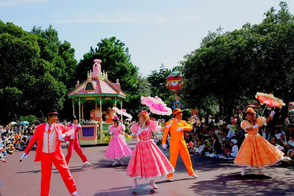 Tokio disneyland sen radostný průvod všech druhů pohádkové příběhy a kreslené postavy — Stock fotografie