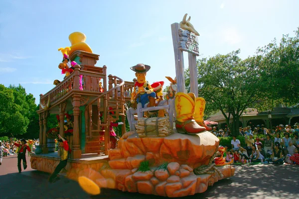 Tokyo disneyland dröm glada parad av alla typer av fairy tales och tecknade tecken — Stockfoto