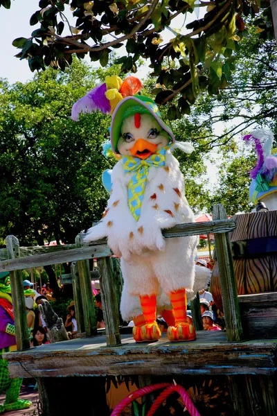Токийский Диснейленд Мечтает радостный парад всевозможных сказок и героев мультфильмов — стоковое фото