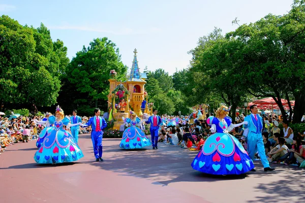 Tokio disneyland sen radostný průvod všech druhů pohádkové příběhy a kreslené postavy — Stock fotografie