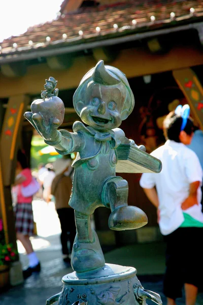 Tokyo Disneyland Pinocchio dans une petite sculpture en bronze — Photo