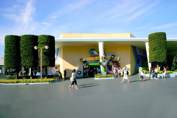 Tokyo Disneyland en Tomorrowland stand de bocadillos satelitales interplanetarios Playground — Foto de Stock