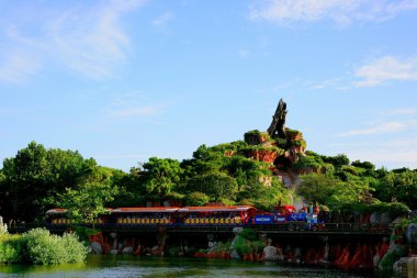 Tokyo disneyland hayvan park splash Dağı ve tren boyunca
