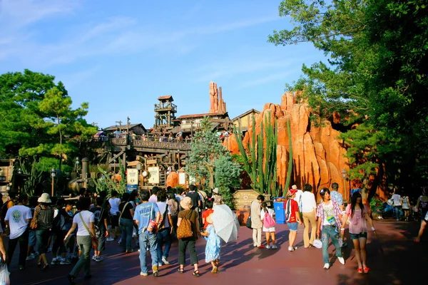 Tokyo disneyland park längs floden i västra järnvägsstationen — Stockfoto