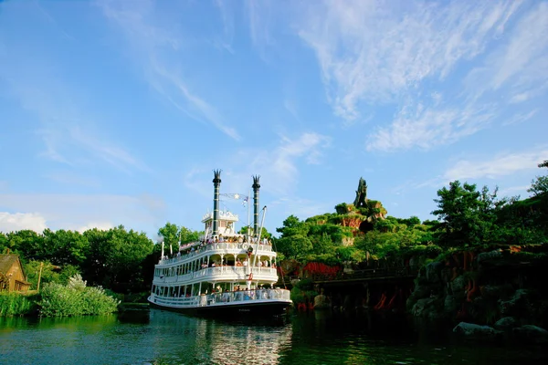 Tokyo Disneyland no parque animal Splash Mountain e luxo Mark Twain round — Fotografia de Stock