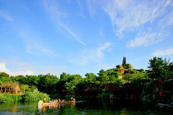 Tokyo Disneyland no parque animal Splash Mountain and Beaver Brothers canoa — Fotografia de Stock