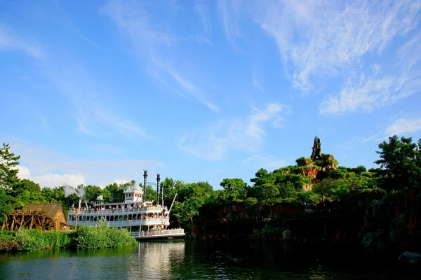 Tokyo Disneyland dans le parc animalier Splash Mountain et luxe Mark Twain rond — Photo